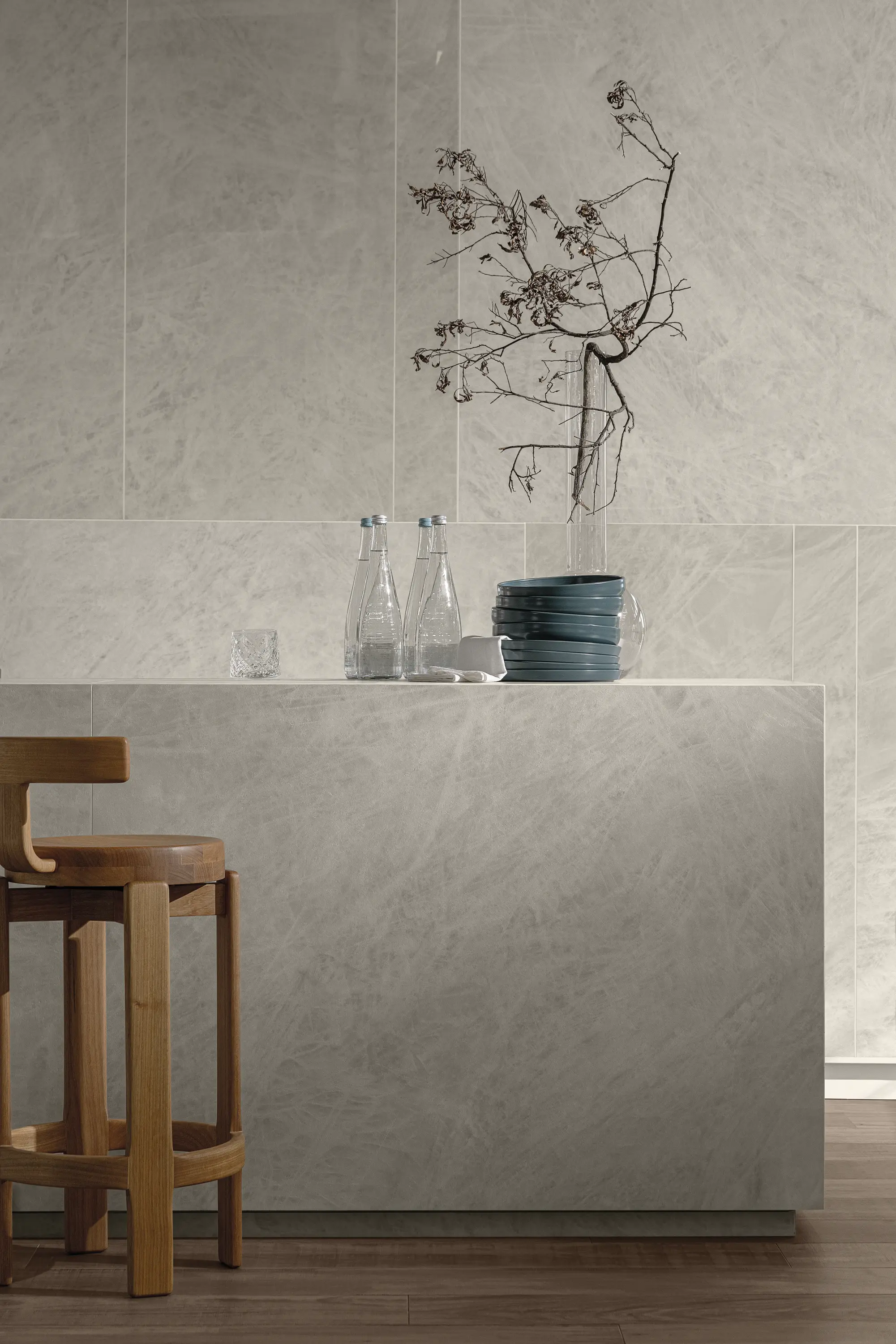 Light beige textured wall with floating shelf, vase and decorative objects - Cirstallo