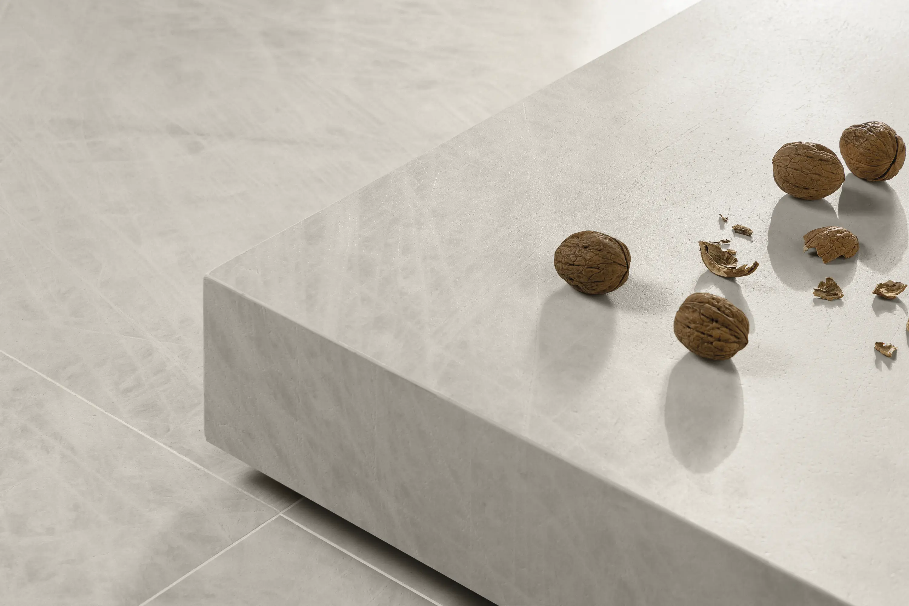Light marble-look surface with soft veining and small decorative objects